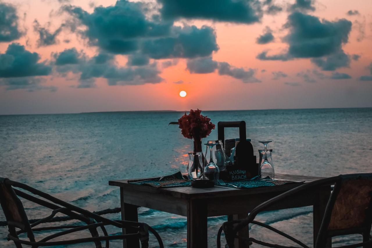 Zanzibar Kusini Beach Bungalows Hotel كيزيماكزي المظهر الخارجي الصورة